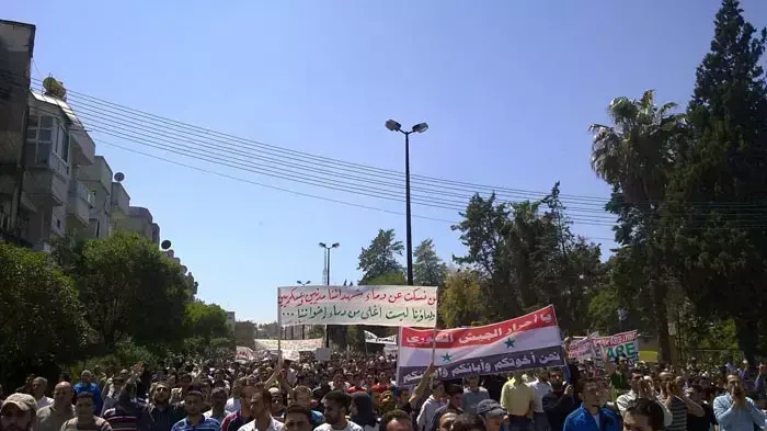 הפגנה נגד שלטונות של בשאר אסד, חומס, סוריה, מאי 2011 הפגנה נגד שלטונות של בשאר אסד, חומס, סוריה, מאי 2011
