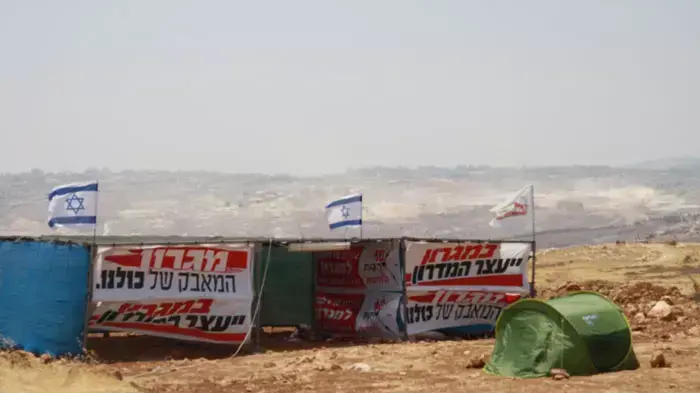 משרד הביטחון מבקש דחייה מלפנות את הבתים במגרון, יולי 2011 משרד הביטחון מבקש דחייה מלפנות את הבתים במגרון, יולי 2011