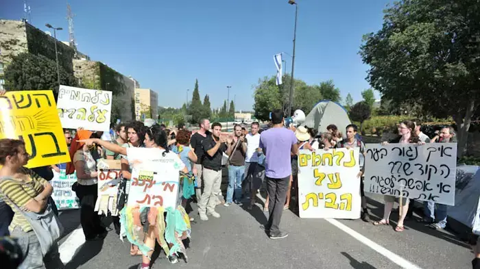מחאת האוהלים הקמת קיר בטון מול הכנסת וחסימת כביש הגישה, יולי 2011 מחאת האוהלים הקמת קיר בטון מול הכנסת וחסימת כביש הגישה, יולי 2011
