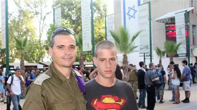 תא"ל יואל סטריק ובנו דן המתגייס הטרי לגבעתי, יולי 2011 תא"ל יואל סטריק ובנו דן המתגייס הטרי לגבעתי, יולי 2011