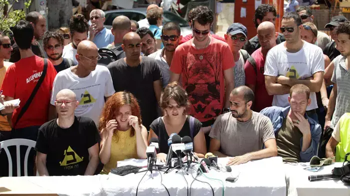 מסיבת עיתונאים בשדות רוטשילד תל אביב על פתרון שביב הציע על מחאת הדיור, יולי 2011 מסיבת עיתונאים בשדות רוטשילד תל אביב על פתרון שביב הציע על מחאת הדיור, יולי 2011