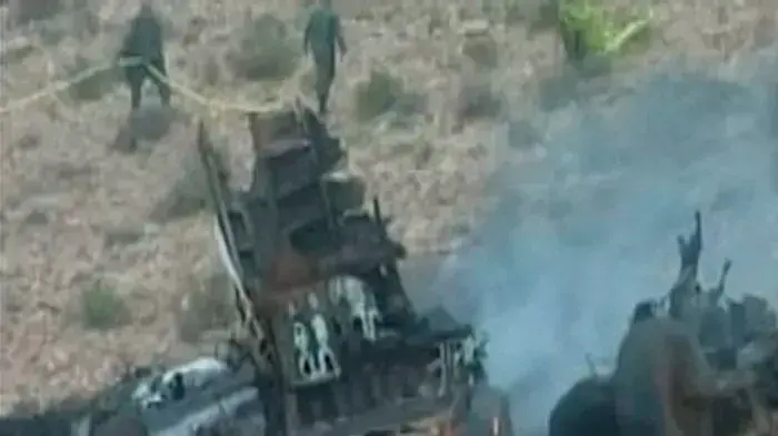 מתוך שידורי הטלוויזיה המרוקאית: זירת התרסקות מטוס הרקולס C-130 צבאי ליד העיר גלמים, מרוקו, 25 ביולי 2011 מתוך שידורי הטלוויזיה המרוקאית: זירת התרסקות מטוס הרקולס C-130 צבאי ליד העיר גלמים, מרוקו, 25 ביולי 2011