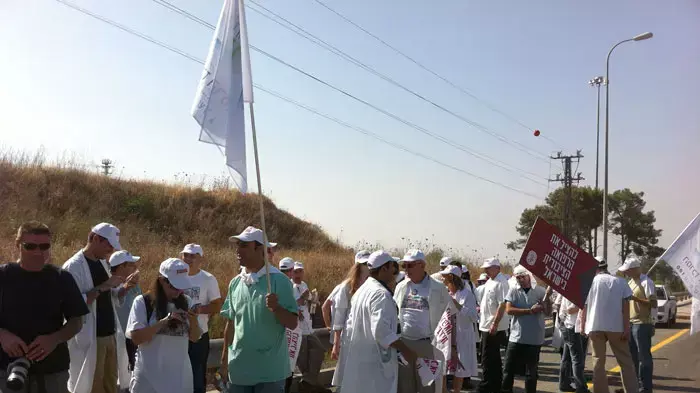 מחאת הרופאים צועדת מגשר 'חידו' בקרית שמונה לצומת מחניים, יולי 2011 מחאת הרופאים צועדת מגשר 'חידו' בקרית שמונה לצומת מחניים, יולי 2011