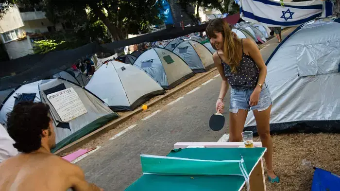 צעירים במאהל המחאה על מחירי הדיור בשדרות רוטשילד בתל אביב