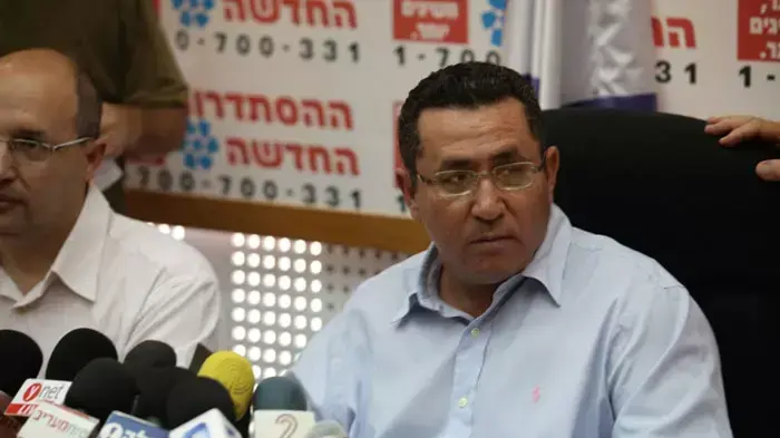 עופר עיני במסיבת עיתונאים על מחאת הדיור, יולי 2011 עופר עיני במסיבת עיתונאים על מחאת הדיור, יולי 2011