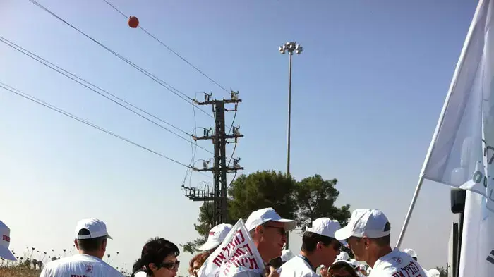 מחאת הרופאים צועדת מגשר 'חידו' בקרית שמונה לצומת מחניים, יולי 2011 מחאת הרופאים צועדת מגשר 'חידו' בקרית שמונה לצומת מחניים, יולי 2011