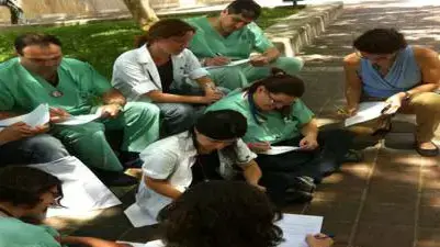 מתמחים באסף הרופא חותמים על מכתבי התפטרות, יולי 2011 מתמחים באסף הרופא חותמים על מכתבי התפטרות, יולי 2011