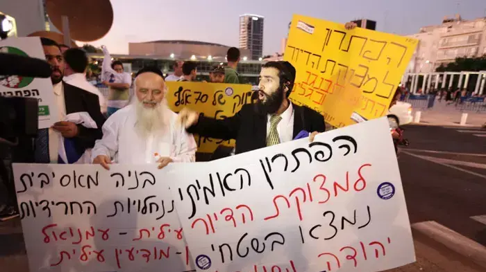 הפגנה של מתנחלים מול מחאת הדיור ברוטשילד תל אביב, יולי 2011 הפגנה של מתנחלים מול מחאת הדיור ברוטשילד תל אביב, יולי 2011