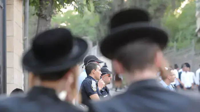 חרדים מפגינים על פתיחת חניון קרתא בשבת בירושלים, יולי 2011 חרדים מפגינים על פתיחת חניון קרתא בשבת בירושלים, יולי 2011
