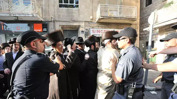 חרדים מפגינים על פתיחת חניון קרתא בשבת בירושלים, יולי 2011 חרדים מפגינים על פתיחת חניון קרתא בשבת בירושלים, יולי 2011