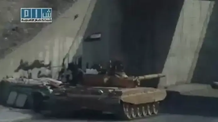 טנקים של צבא סוריה פושטים על העיר חמה, מתוך סרטוני חובבים שהועלו לאתר יוטיוב, 1 באוגוסט 2011 טנקים של צבא סוריה פושטים על העיר חמה, מתוך סרטוני חובבים שהועלו לאתר יוטיוב, 1 באוגוסט 2011