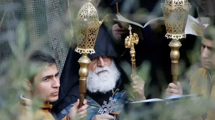 הפטריארך הארמני בטקס רחיצת הרגליים, כנסיית הקבר, ירושלים הפטריארך הארמני בטקס רחיצת הרגליים, כנסיית הקבר, ירושלים