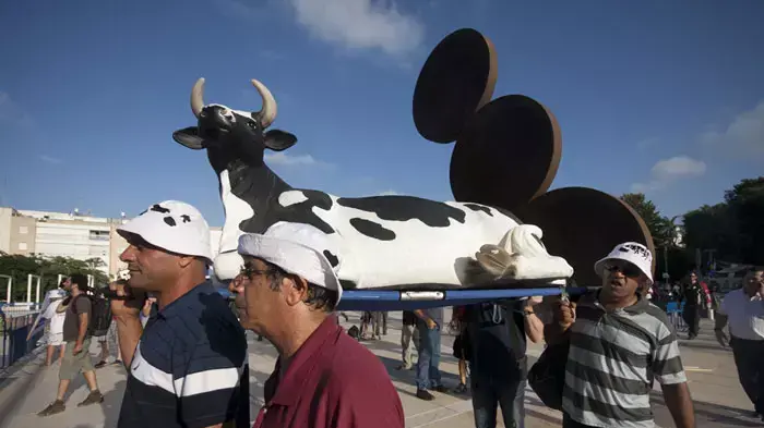 הפגנת הרפתנים בכיכר הבימה, אוגוסט 2011 הפגנת הרפתנים בכיכר הבימה, אוגוסט 2011