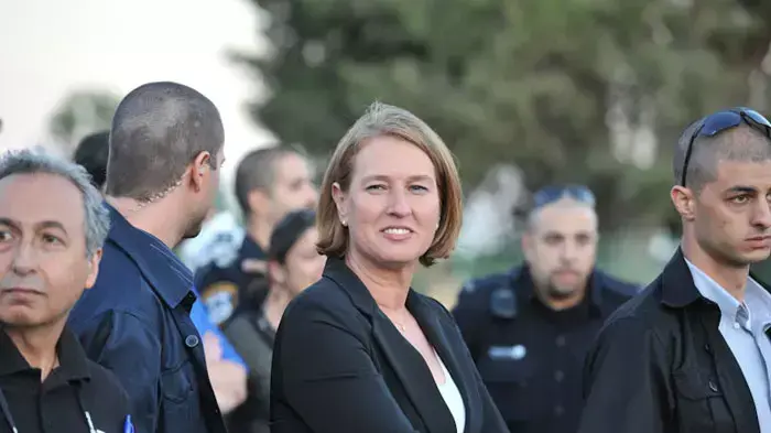 יושבת ראש האופוזיציה ציפי לבני בהפגנה של עולים מרוסיה מול משכן הכנסת, יוקר המחיה, אוגוסט 2011 יושבת ראש האופוזיציה ציפי לבני בהפגנה של עולים מרוסיה מול משכן הכנסת, יוקר המחיה, אוגוסט 2011