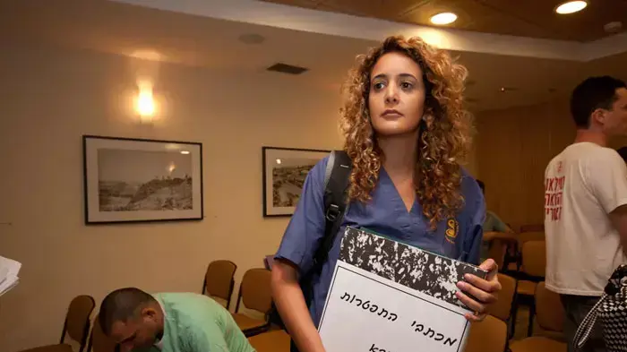 הגשת מכתבי התפטרות מטעם המתמחים בבית חולים תל השומר, אוגוסט 2011 הגשת מכתבי התפטרות מטעם המתמחים בבית חולים תל השומר, אוגוסט 2011