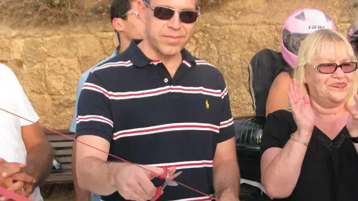 השקת אמבולנס חדש לעמותת "תנו לחיות לחיות" בנוכחות השר גלעד ארדן, 7 אוגוסט 2011 השקת אמבולנס חדש לעמותת "תנו לחיות לחיות" בנוכחות השר גלעד ארדן, 7 אוגוסט 2011