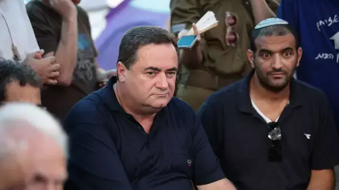 שר התחבורה ישראל כץ בא לתמוך במאהל המחאה ברוטשילד, תל אביב, אוגוסט 2011 שר התחבורה ישראל כץ בא לתמוך במאהל המחאה ברוטשילד, תל אביב, אוגוסט 2011