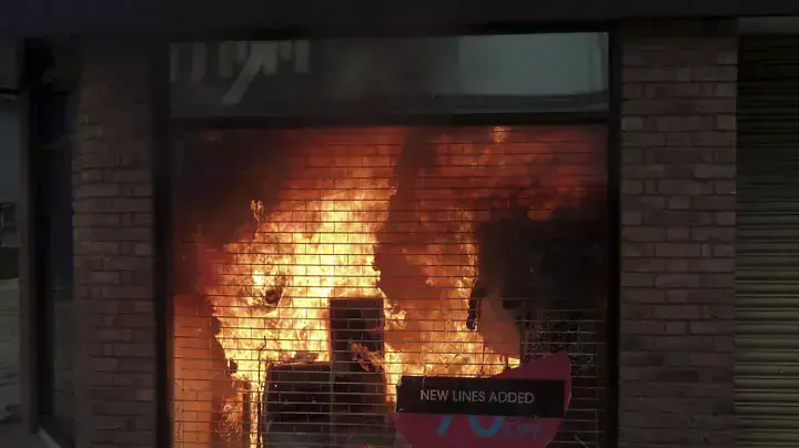 חנות בגדים במנצ'סטר שנשרפה על ידי מתפרעים 