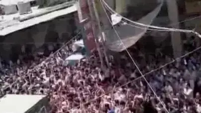 הלוויה המונית של מפגין שנהרג מאש צבא סוריה, דומא, פרבר של דמשק, 12 באוגוסט 2011 הלוויה המונית של מפגין שנהרג מאש צבא סוריה, דומא, פרבר של דמשק, 12 באוגוסט 2011