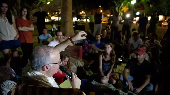 מנואל טרכטנברג מבקר במאהל בכיכר המדינה מנואל טרכטנברג מבקר במאהל בכיכר המדינה