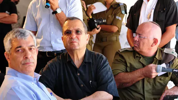 אהוד ברק בסיור בפרויקט פינוי מחנות צה"ל לנגב, אוגוסט 2011 אהוד ברק בסיור בפרויקט פינוי מחנות צה"ל לנגב, אוגוסט 2011