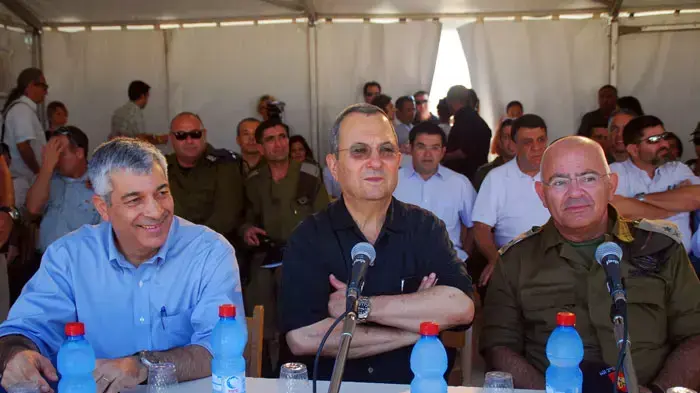 אהוד ברק בסיור בפרויקט פינוי מחנות צה"ל לנגב, אוגוסט 2011 אהוד ברק בסיור בפרויקט פינוי מחנות צה"ל לנגב, אוגוסט 2011