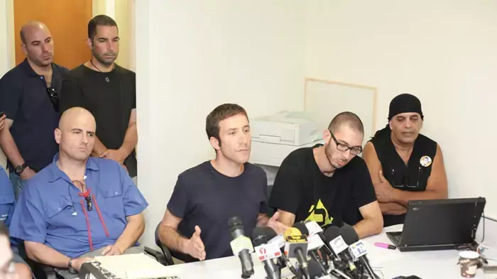 איציק שמולי במסיבת עיתונאים של מחאת הסטודנטים ופורום ארגוניים חברתיים בה מבהירים מהן הציפיות מועדת טרכטנברג, אוגוסט 2011 איציק שמולי במסיבת עיתונאים של מחאת הסטודנטים ופורום ארגוניים חברתיים בה מבהירים מהן הציפיות מועדת טרכטנברג, אוגוסט 2011