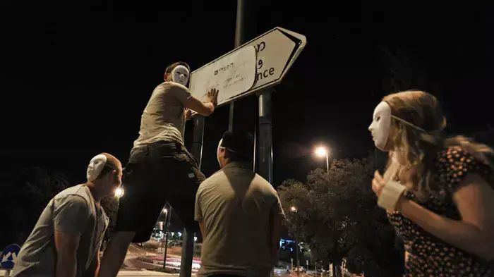 פעילי מאבק האוהלים תולים שלטים עם שמות חדשים לרחובות בירושלים כחלק ממחאת האוהלים,אוגוסט 2011