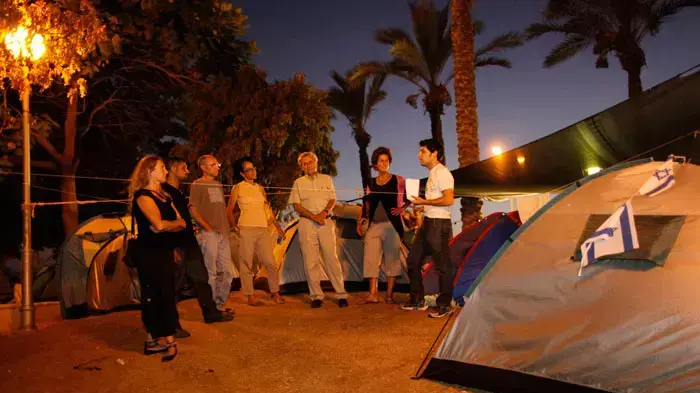 אנשי האוניברסיטה העברית בביקור במאהל באשדוד, אוגוסט 2011 אנשי האוניברסיטה העברית בביקור במאהל באשדוד, אוגוסט 2011