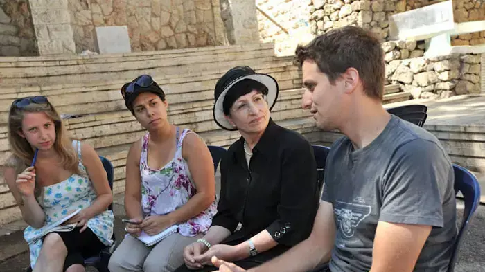 עדינה בר שלום חברת ועדת ספיבק, ועדת האקדמאים המייעצת למחאת האוהלים בביקור במאהל בירושלים, אוגוסט 2011 עדינה בר שלום חברת ועדת ספיבק, ועדת האקדמאים המייעצת למחאת האוהלים בביקור במאהל בירושלים, אוגוסט 2011
