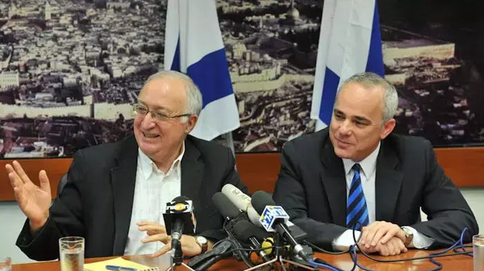 שר האוצר יובל שטייניץ עם פרופסור מנואל טרכטנברג במשרד האוצר, ירושלים, אוגוסט 2011 שר האוצר יובל שטייניץ עם פרופסור מנואל טרכטנברג במשרד האוצר, ירושלים, אוגוסט 2011