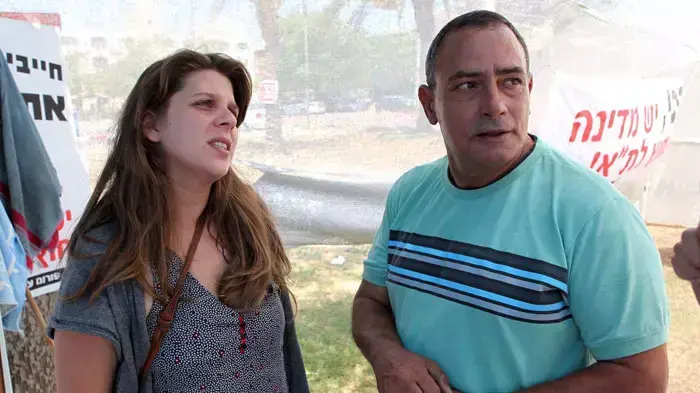 דפני ליף מארגנת מחאת האוהלים מבקרת במאהל בבאר שבע, אוגוסט 2011 דפני ליף מארגנת מחאת האוהלים מבקרת במאהל בבאר שבע, אוגוסט 2011