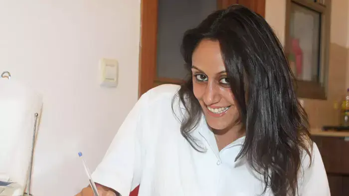 שירז טלקר, סייעת לרופא שיניים בקופת חולים כללית, נתניה, אוגוסט 2011 שירז טלקר, סייעת לרופא שיניים בקופת חולים כללית, נתניה, אוגוסט 2011