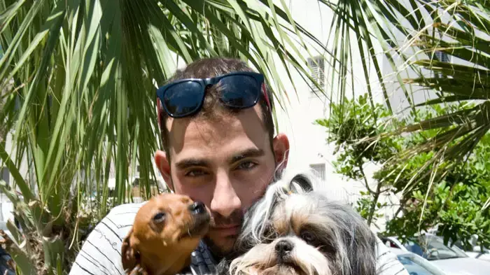 עמיר גולדברג ושני כלביו, צ'יסר הפוינטר בן השנה ובוני השייצו בן השלוש וחצי, 23 אוגוסט 2011 עמיר גולדברג ושני כלביו, צ'יסר הפוינטר בן השנה ובוני השייצו בן השלוש וחצי, 23 אוגוסט 2011