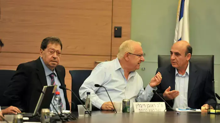 שאול מופז, רובי ריבלין, בנימין פואד בן אליעזר בוועדת חוץ וביטחון בכנסת, אוגוסט 2011 שאול מופז, רובי ריבלין, בנימין פואד בן אליעזר בוועדת חוץ וביטחון בכנסת, אוגוסט 2011