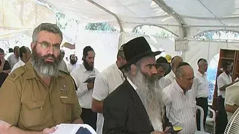 מתפללים בישיבת שאגת אריה כלא מעשיהו מתפללים בישיבת שאגת אריה כלא מעשיהו
