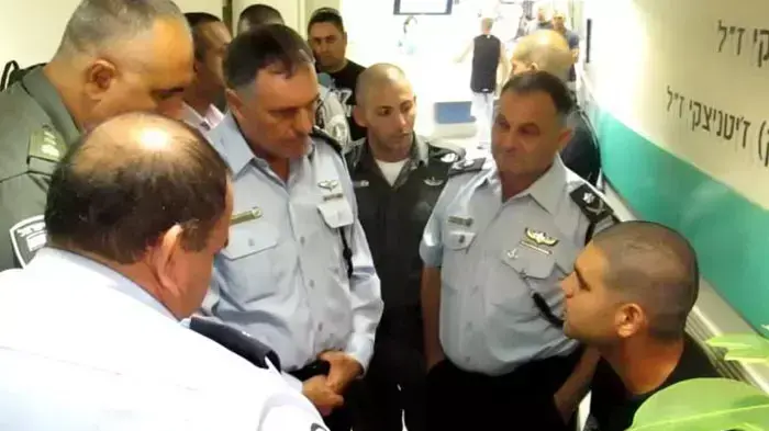 מפכ"ל המשטרה יוחנן דנינו בביקור שוטרי מג"ב שנפצעו בפיגוע הדריסה והדקירה סמוך למועדון האומן 17 בתל אביב, אוגוסט 2011 מפכ"ל המשטרה יוחנן דנינו בביקור שוטרי מג"ב שנפצעו בפיגוע הדריסה והדקירה סמוך למועדון האומן 17 בתל אביב, אוגוסט 2011