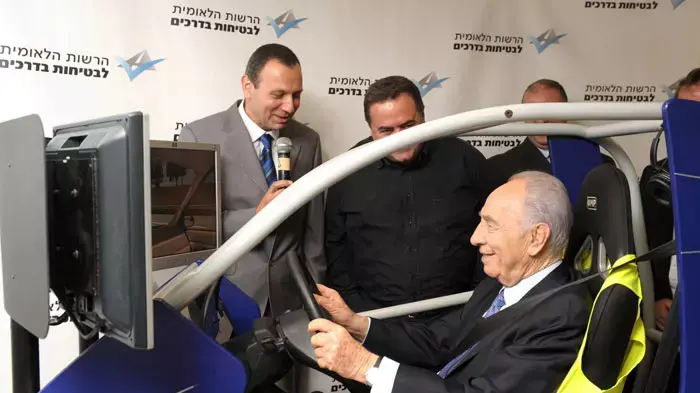 נשיא המדינה שמעון פרס מבקר במרכז של הרשות הלאומית לבטיחות בדרכים בירושלים, אוגוסט 2011 נשיא המדינה שמעון פרס מבקר במרכז של הרשות הלאומית לבטיחות בדרכים בירושלים, אוגוסט 2011