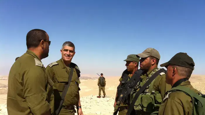 מפקד פיקוד דרום טל רוסו בסיור בעוצבת אדום וביצע הערכת מצב מבצעית בשטח ובחן את המוכנות לארוע נוסף בגבול הדרום, אוגוסט 2011 מפקד פיקוד דרום טל רוסו בסיור בעוצבת אדום וביצע הערכת מצב מבצעית בשטח ובחן את המוכנות לארוע נוסף בגבול הדרום, אוגוסט 2011