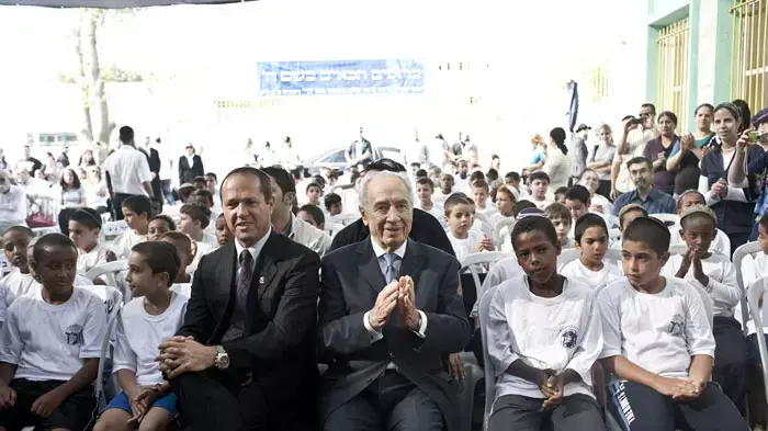 נשיא המדינה שמעון פרס בטקס פתיחת שנת הלימודים בבית ספר חב"ד עיר גנים בירושלים