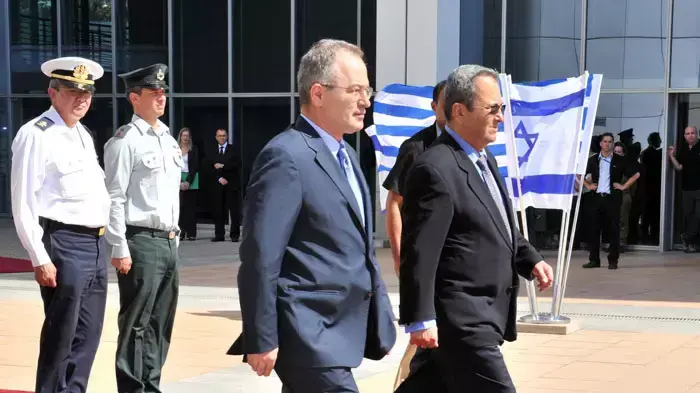 שר הביטחון, אהוד ברק, מפגישתו עם שר ההגנה היווני בקריה, תל אביב, אוגוסט 2011 שר הביטחון, אהוד ברק, מפגישתו עם שר ההגנה היווני בקריה, תל אביב, אוגוסט 2011