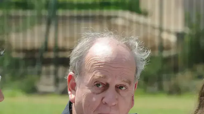 אביה ספיבק במסיבת עיתונאים של מארגני מחאת האוהלים בגן הורדים בירושלים, ספטמבר 2011 אביה ספיבק במסיבת עיתונאים של מארגני מחאת האוהלים בגן הורדים בירושלים, ספטמבר 2011