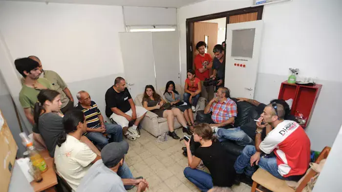 דפני ליף בביקור בבניין נטוש ברחוב שטרן בירושלים אליו נכנסו פעילי מאבק מחאת האוהלים, ספטמבר 2011 דפני ליף בביקור בבניין נטוש ברחוב שטרן בירושלים אליו נכנסו פעילי מאבק מחאת האוהלים, ספטמבר 2011
