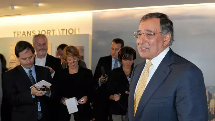 שר ההגנה של ארה"ב, ליאון פנטה, נושא דברים בטקס לנזכר הרוגי ה-11 בספטמבר, ניו יורק, 6 בספטמבר 2011 שר ההגנה של ארה"ב, ליאון פנטה, נושא דברים בטקס לנזכר הרוגי ה-11 בספטמבר, ניו יורק, 6 בספטמבר 2011