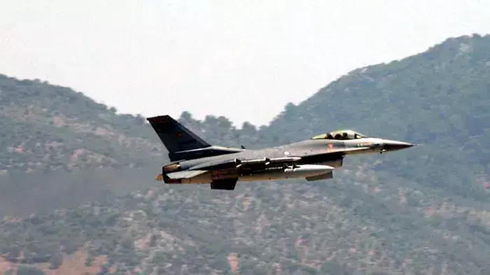 מטוס קרב מדגם F-16 של חיל האוויר הטורקי בשמי דרום טורקיה, מאי 2006 מטוס קרב מדגם F-16 של חיל האוויר הטורקי בשמי דרום טורקיה, מאי 2006