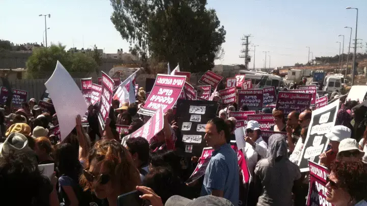 נשים פלסטיניות וישראליות מפגינות במחסום קלנדיה נשים פלסטיניות וישראליות מפגינות במחסום קלנדיה