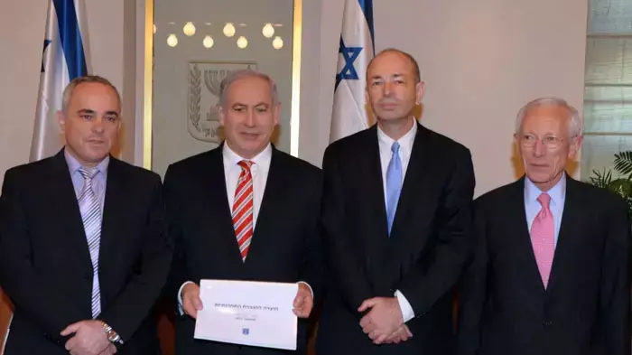 ראש הממשלה בנימין נתניהו, נגיד בנק ישראל סטנלי פישר, שר האוצר יובל שטייניץ וחיים שני, ספטמבר 2011 ראש הממשלה בנימין נתניהו, נגיד בנק ישראל סטנלי פישר, שר האוצר יובל שטייניץ וחיים שני, ספטמבר 2011