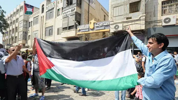 מפגינים פלסטינים שורפים דגל ארצות הברית, ספטמבר 2011 מפגינים פלסטינים שורפים דגל ארצות הברית, ספטמבר 2011