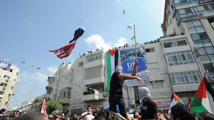מפגינים פלסטינים שורפים דגל ארצות הברית, ספטמבר 2011 מפגינים פלסטינים שורפים דגל ארצות הברית, ספטמבר 2011