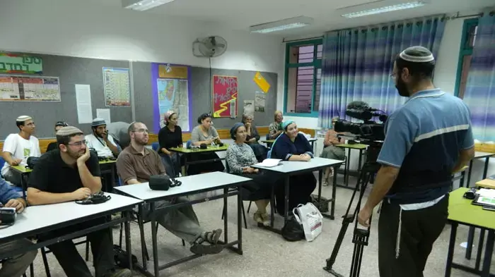קורס צילום בקריית ארבע במטרה לתעד את החיכוכים עם תושבי הכפרים הערביים, ספטמבר 2011 קורס צילום בקריית ארבע במטרה לתעד את החיכוכים עם תושבי הכפרים הערביים, ספטמבר 2011